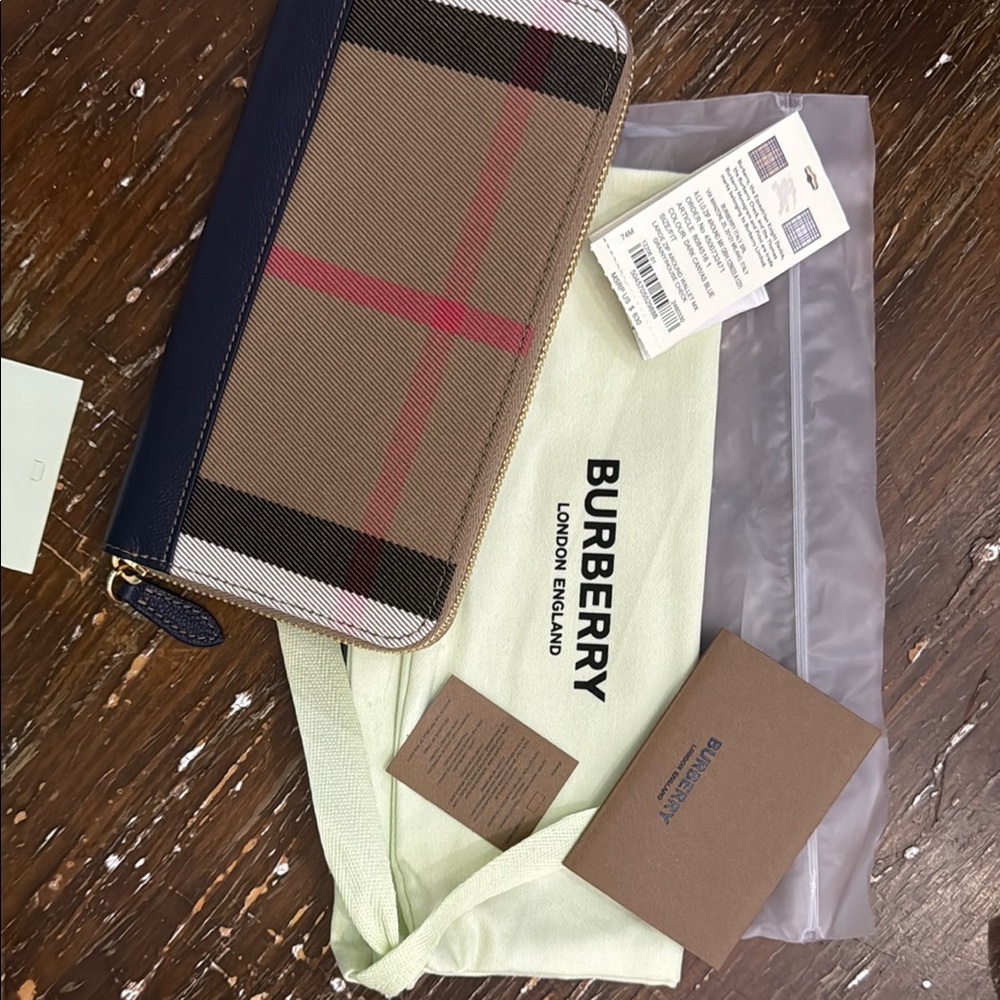 Burberry Black and Gray Wallet with Classic Check Design - Picture 2 of 4